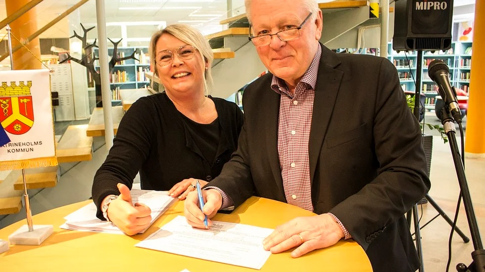 Anna Johansson Milovanovic och kommunstyrelsens ordförande Göran Dahlström (S) vid underskrivandet.