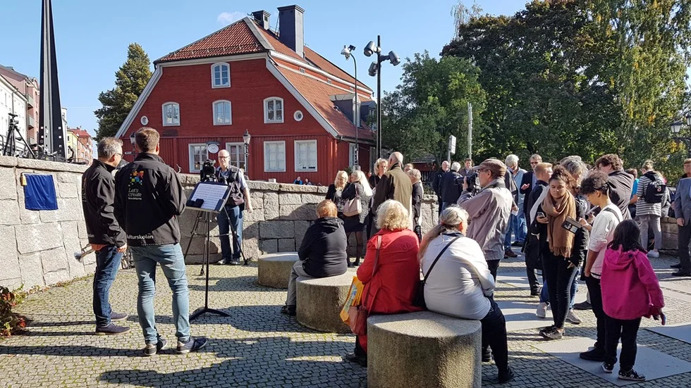 Året på bilden är 2017. Kjell Norbergs plats invigs i Norrköping. Det lilla torget ligger vid östra entrén till Kåkenhus, Campus Norrköping.