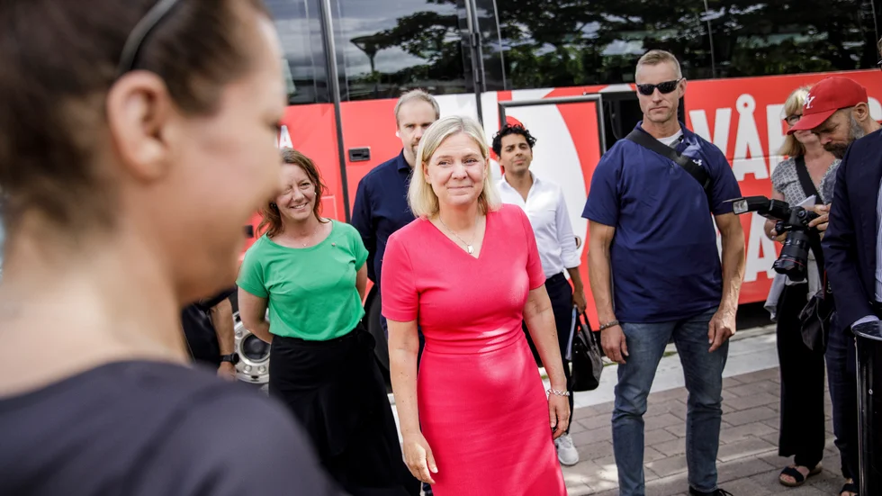 Statsminister Magdalena Andersson (S) viftar bort kritiken om tvångsbussning av elever och återinförd fastighetsskatt.