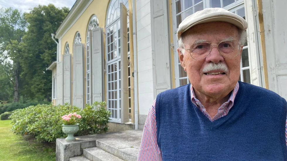 Gérard de Roquette-Buisson framför Örbyhus slotts orangeri som i sommar fylls av kammarmusik precis som vanligt.