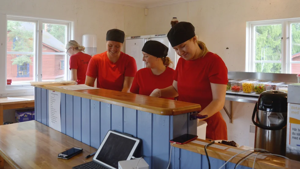 Det är full aktivitet på Tuvagården. Från vänster Signe Nordvik, Karin Jansén och Klara Lugnér. 