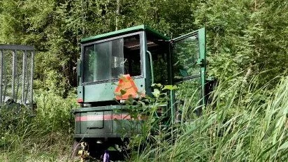 Flygklubbens två ton tunga gräsklippare hittades vid en skogsväg. Nu åtalas två män för stölden.