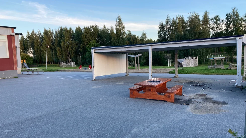 Branden i bordet hade kunnat sprida sig om inte några hade flyttat på bordet, konstaterar brandförmannen.