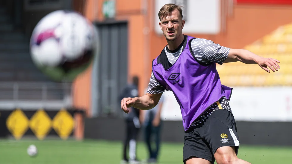 Simon Olsson, IF Elfsborg, började sin karriär i Karle och Östria Lambohov. Nu är det en klassisk nederländsk klubb som gäller.