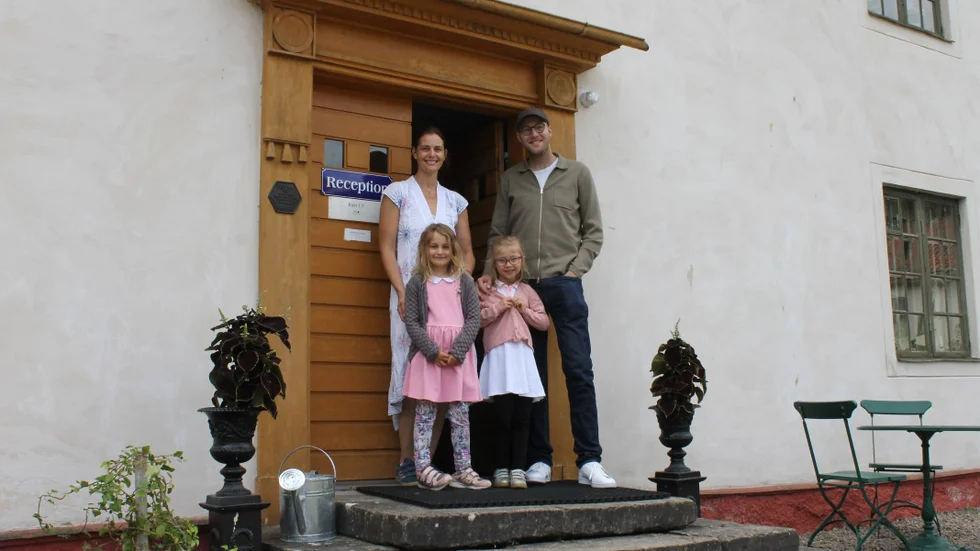 Familjen Bartholdsson är nöjda med de två första somrarna med Dahlströmska gården. Här är delar av familjen: Veronika, John, Frances och Alicia.