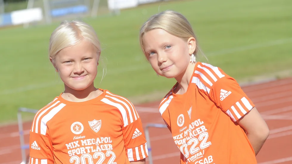 Sportlägret är igång och Stina och Signe gör sitt första år och får testa på olika aktviteter. 