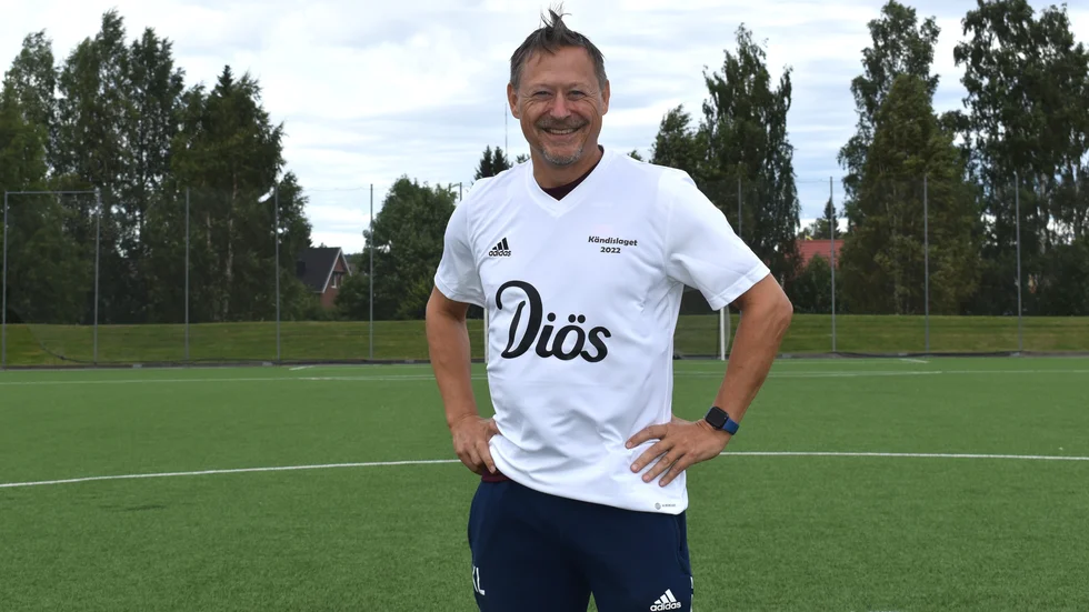 Krister Lundgren är en av arrangörerna när “Kändismatchen” spelas på Sörvalla. Här poserar han framför kameran med Kändislagets matchtröja. 