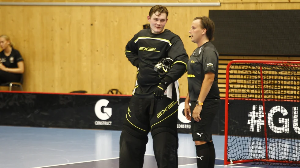 Storvretas nya målvakt Måns Parsjö gjorde debut mot GC Zürich. Här diskuterar han med domaren.