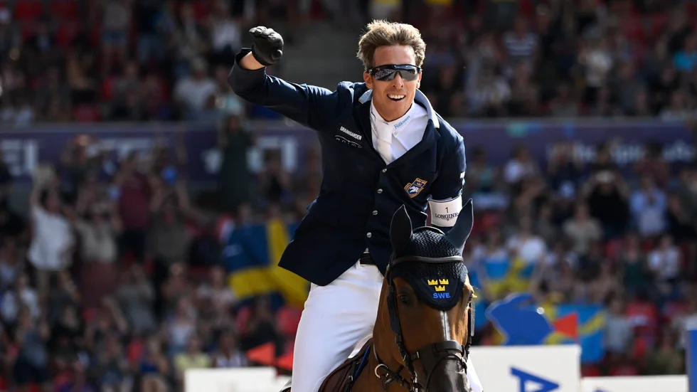 Henrik von Eckermann och King Edward firar VM-guldet 2022.