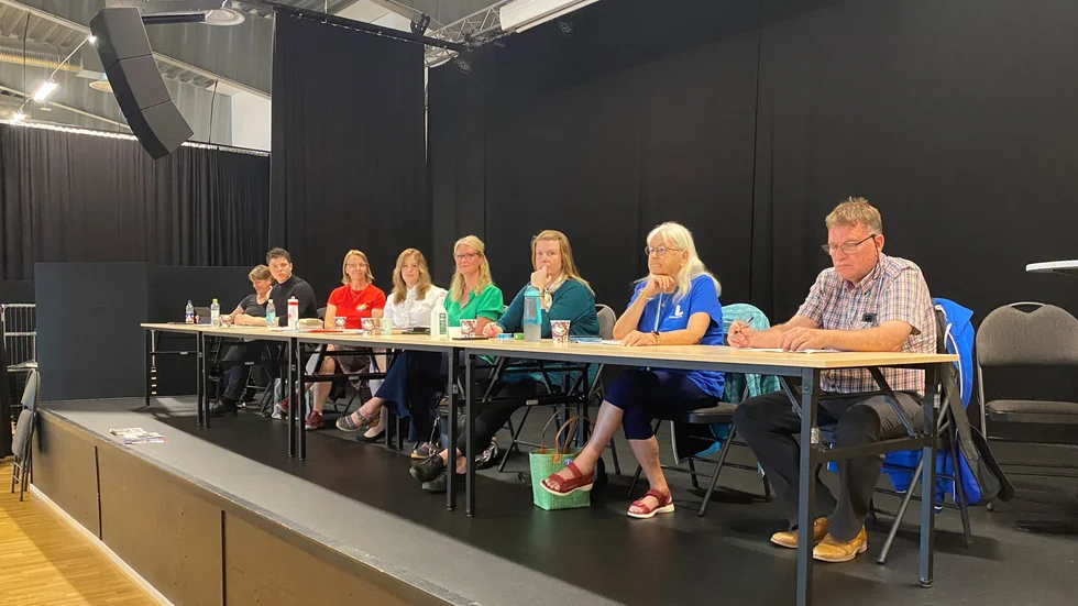 Partierna redo för debatt. Samtliga partier förutom SD fanns med på PRO:s valdebatt i Möbeln.