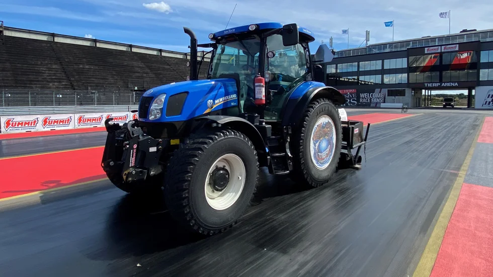 Dragracingbanan på Tierp Arena prepareras inför tävlingarna som drar i gång på torsdag morgon.