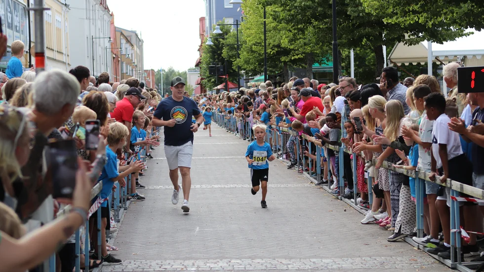 Storpubliken infann sig givetvis vid målet på Stortorget och de fick se Axel Jytter från Valla IF passera mållinjen först av alla femåringar.