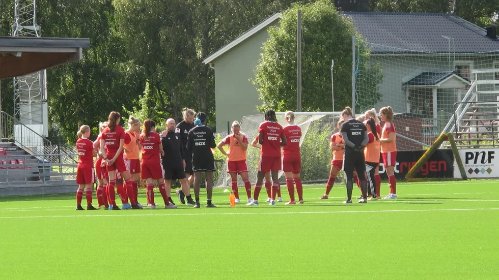 PIF-tränaren Stellan Carlsson instruerar truppen inför träningsmatchen mot Umeå.