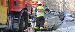 Bil voltade och hamnade på taket