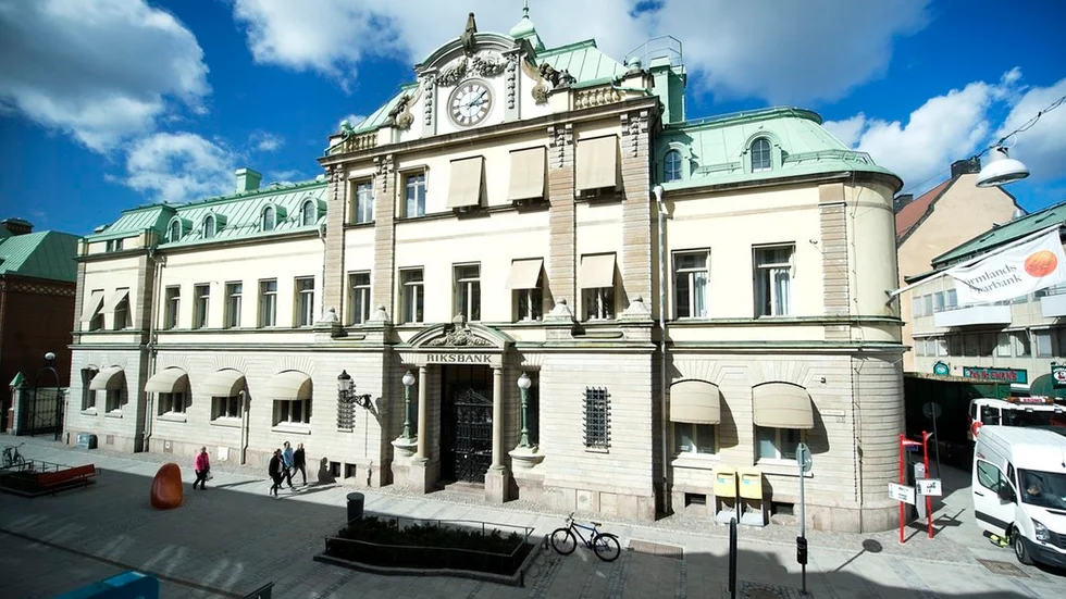 Bara en dryg månad innan tidigare vd för Sörmlands sparbank Joacim Lindgren skulle sluta genomförde han en storaffär genom att sälja Riksbankshuset i Nyköping. Nu vill den nya bankledningen att köpet går tillbaka.