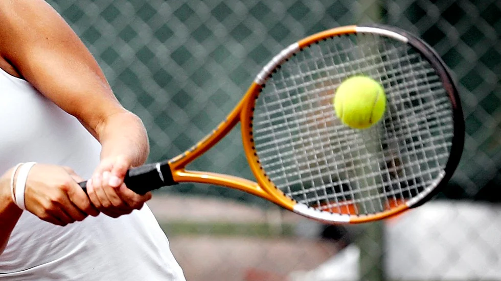 En medborgare tycker att kommunen borde anlägga en tennisbana med grusplan utomhus i Gnesta. Därför har han nu lämnat in ett förslag till kommunfullmäktige.