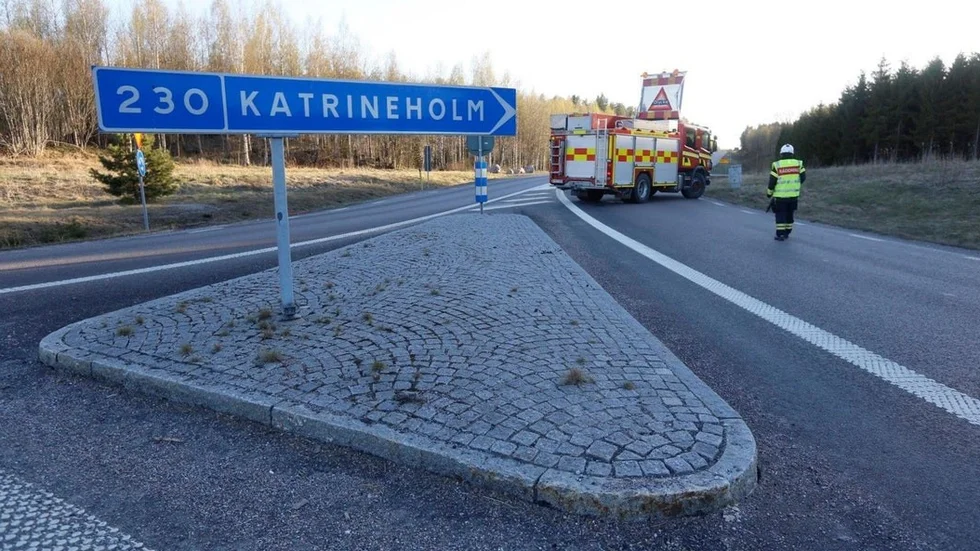 Länsväg 230 stängdes av mellan Skogstorp och Borsöknakorset efter olyckan.