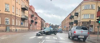Bilist mejade ner trafikljus i centrala Eskilstuna