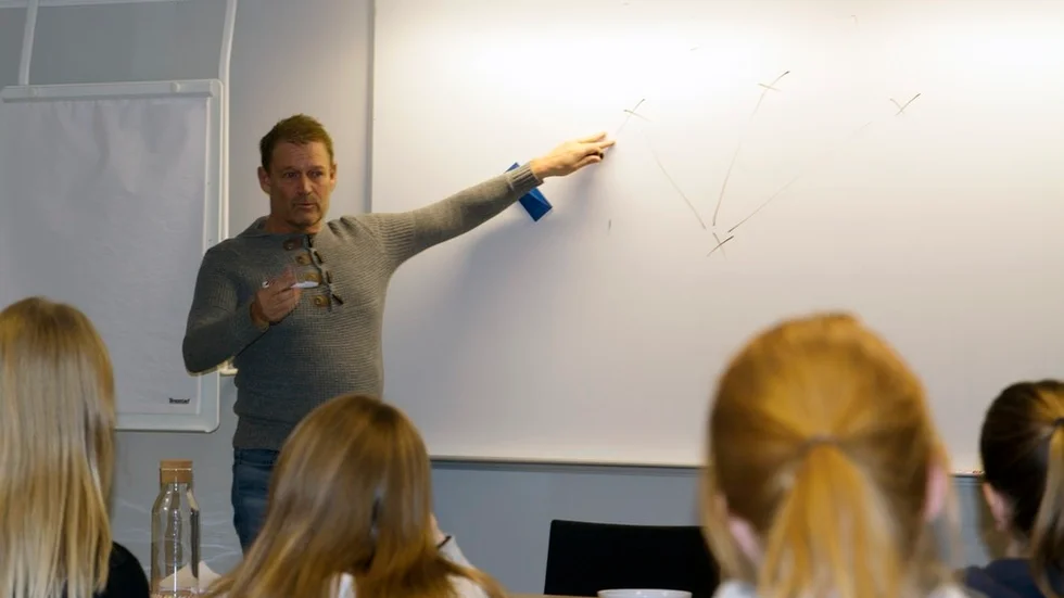 Kent Lembke har en vision om högt försvarsspel som ska störa motståndarnas uppbyggnadsspel: Det försökte han åskådliggöra på en whiteboardtavla under upptaktsträffen.