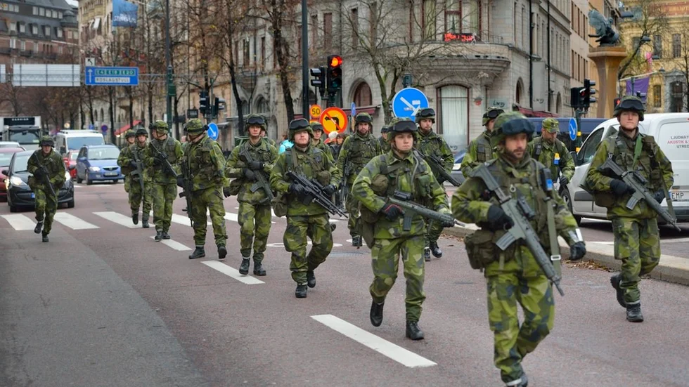 Socialdemokraternas övergångsbudget ger inget extra tillskott till Försvarsmakten, trots en brinnande högkonjunktur. Om FM inte tillåts expandera när finanserna är goda kommer svensk försvarsförmåga att starkt försvagas inom de närmaste årtiondena.