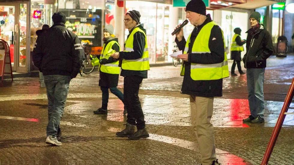 Göran Svenningson förde den nödvändiga omställningens talan medan kamraterna i Klimatgruppen delade ut flygblad.