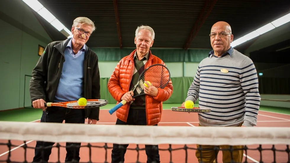 Börje Illerström (nyopererad för basaliom, därav näsplåstret), Björn Hammar och Mohammad Mohammad trivs bra på tennisbanan.
