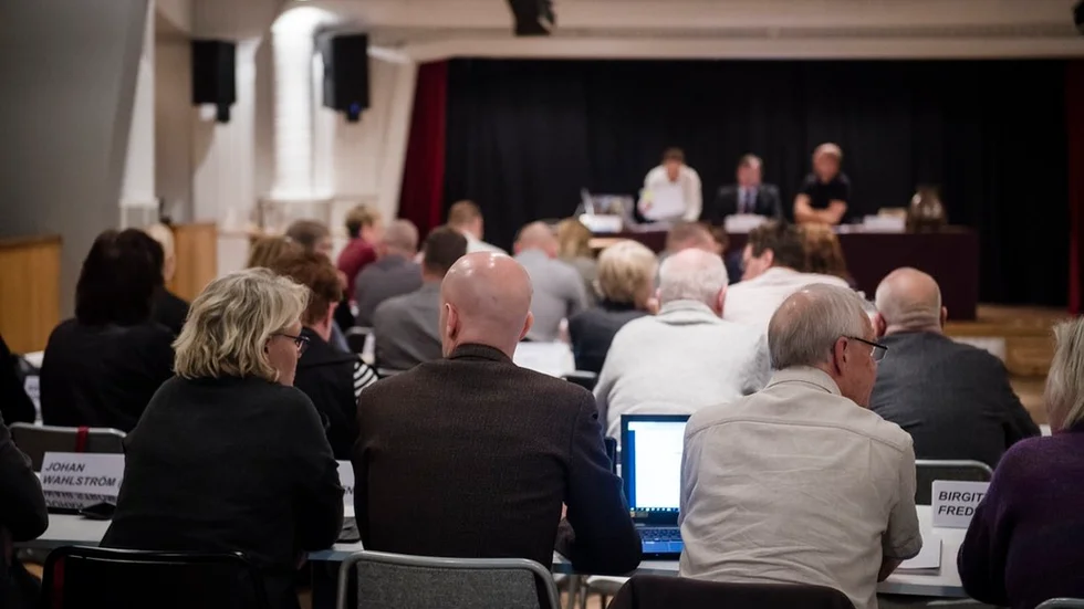 Att använda sig av härskartekniker är ett beteende som utmanar demokratin. Förtroendevalda blir nedtystade eftersom de räds gå upp i talarstolen med risk för förlöjligande, skriver fem representanter för Feministiskt initiativ i Gnesta.