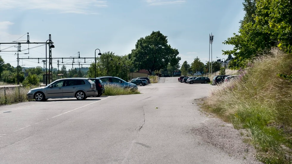 För få parkeringsplatser vid pendlarparkeringen i Vagnhärad, menar vissa pendlare.
