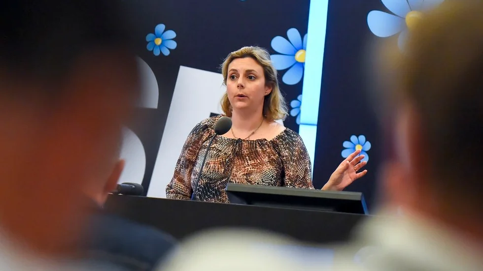 SD:s migrationspolitiska talesperson, Paula Bieler, kritiserar minskningen av anslaget till Migrationsverket. Trots att SD precis har röstat för den budgeten och trots att partiet ursprungligen ville ha ännu mindre pengar till Migrationsverket.