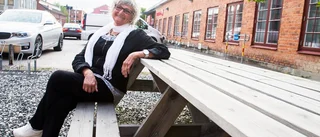 Kerstin blomstrar av att hjälpa till