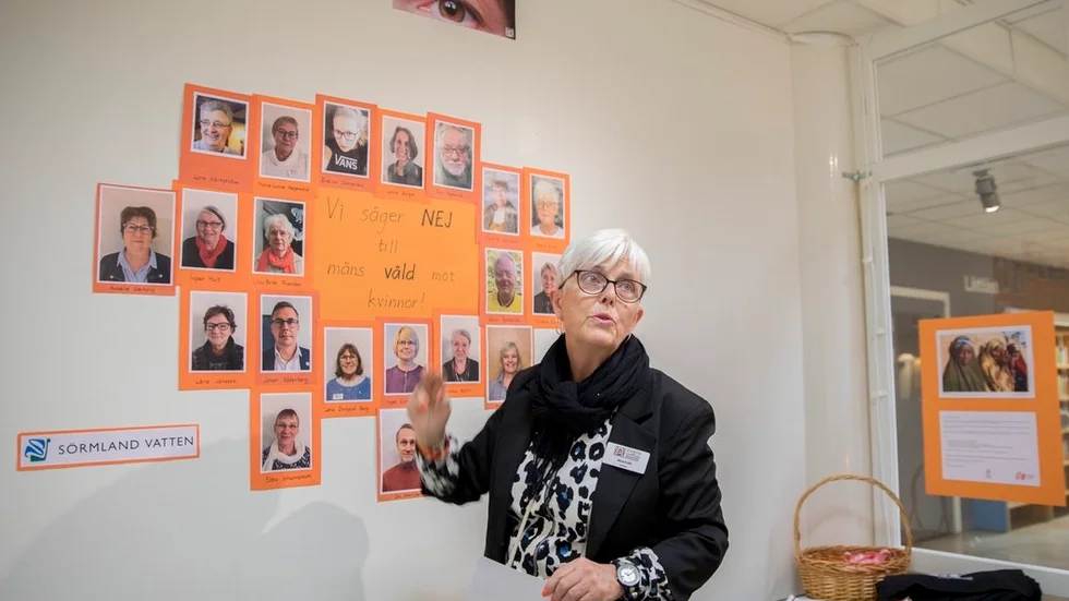 Maria Evald manar människor att säga stopp till våld mot kvinnor genom att sätta upp sitt foto på väggen i Ängeln.