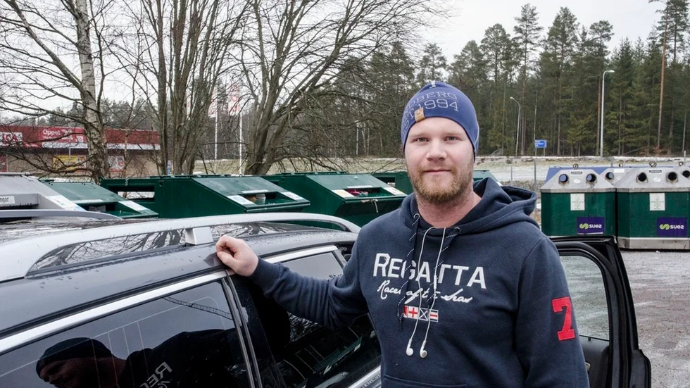 Mattias Sundström bor några kvarter från det hus där en dotter tros ha knivskurit sina föräldrar på lördagsmorgonen, men han hörde varken händelsen eller några polisbilar.
