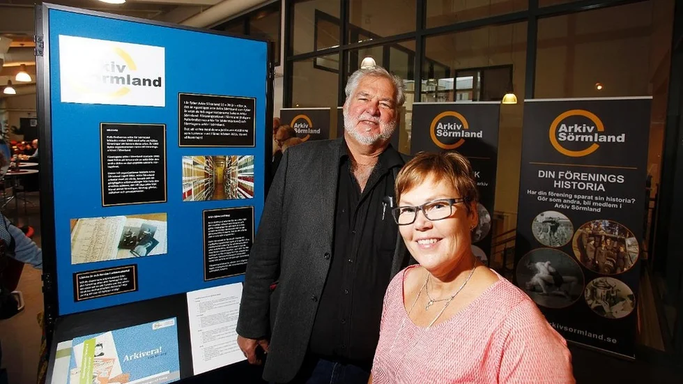 Arkiv Sörmlands ordförande Henrik Elmberg och arkivchefen Annika Bergsland.