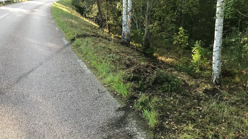 Det finns däckspår på två ställen vid olycksplatsen.