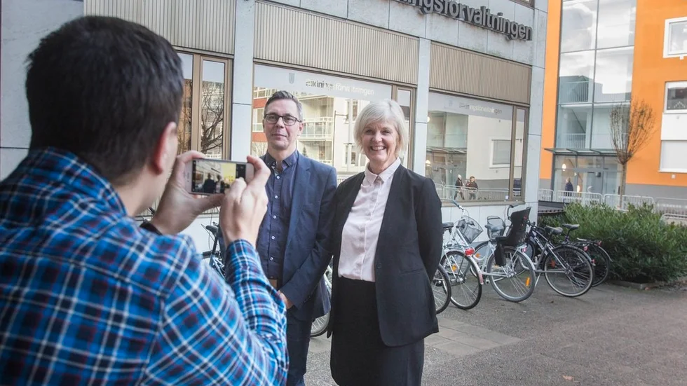 Kommunikatören Robin Persson fotograferar bildningsnämndens ordförande Johan Söderberg och Helene Björkqvist, förvaltningschef bildningsförvaltningen.