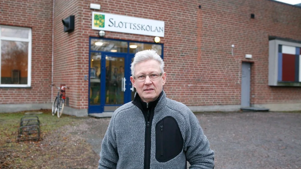 VIngåkerspartiet VTL:s vice ordförande, Hans Averheim, är skeptisk till att vem som helst kan komma in och äta lunch på Slottsskolan.