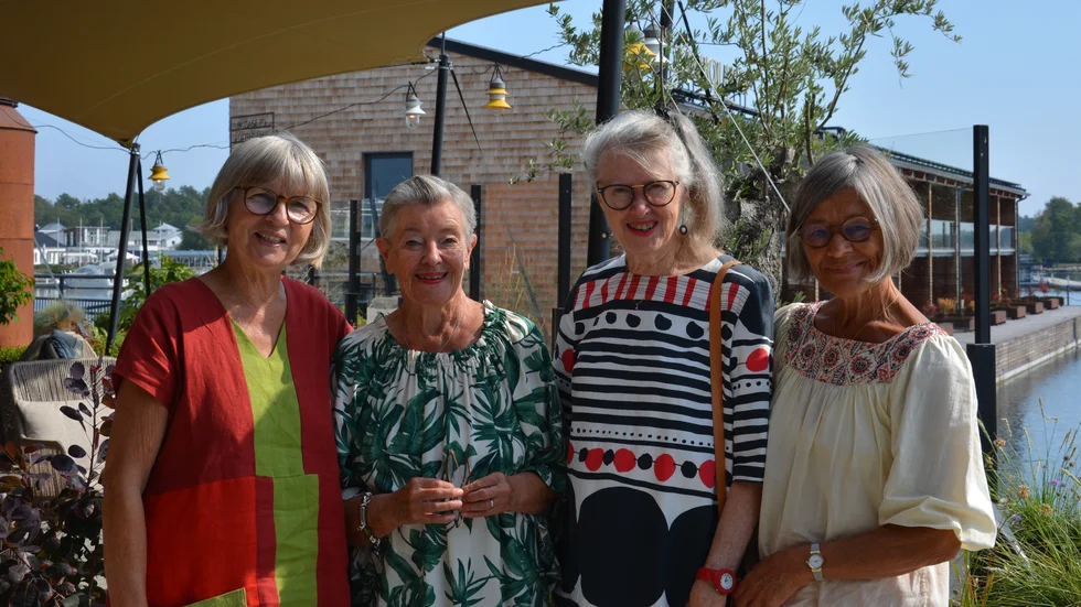 Barbro Fredriksson Hultgren, Ann-Britt Larsson, Gunnel Petterson och Sofie Rudebeck är alla medlemmar Tjustbygdens konstgrupp. Gunnel har varit medlem i 50 år, Barbro och Ann-Britt i 30 år och Sofie Rudebeck i 20 år.