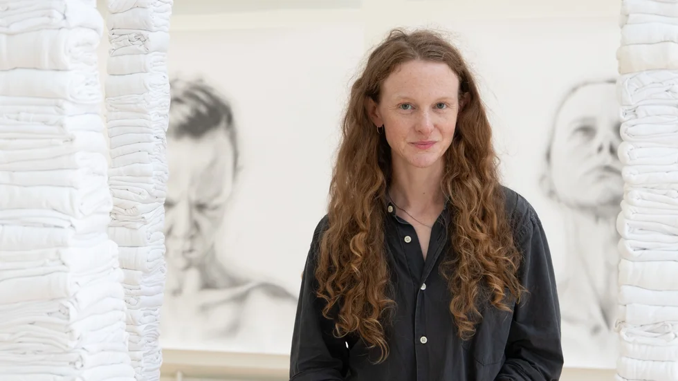 Konstnären Josefin Lindskog ställer fram till den 1 oktober ut sin utställning "Begränsad framkomlighet" i Katrineholms konsthall.