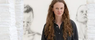 Kolsvart, kritvitt och en hel del tyg – nu öppnar Katrineholms konsthall dörrarna till sin nya utställning: "Frigörande"
