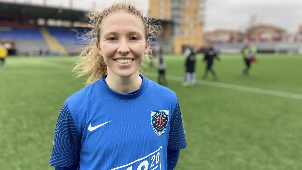 Uniteds forwardsstjärna Nicole Robertson trivs i Eskilstuna och har inget emot att fortsätta spela för United.