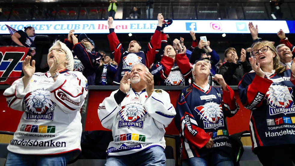 Mycket folk i Saab arena.