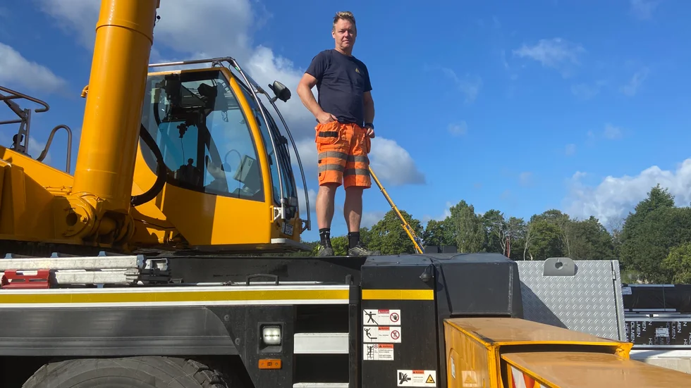 Peter Spångberg är mobilkranförare från Stockholm. Han räknar med att, till att börja med, arbeta hela veckan vid Larslunda IP.
