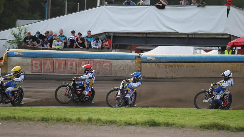 Piraterna förlorade mot Dackarna knappt i grundserieepilogen förra veckan. Nu startar slutspelet, med inledning hemma mot Indianerna. På tisdagen ska de första 15 heaten av 30 köras i kvartsfinalen. Vinnaren efter två matcher går till semifinal.