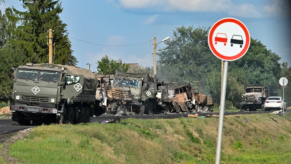 Förstörda ryska militära fordon på en väg i regionen Kursk.