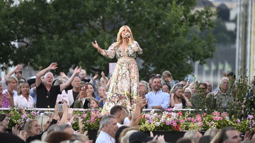 Pernilla Wahlgren gav, det inte helt oväntade, beskedet att hon leder "Allsång på Skansen" även 2025.