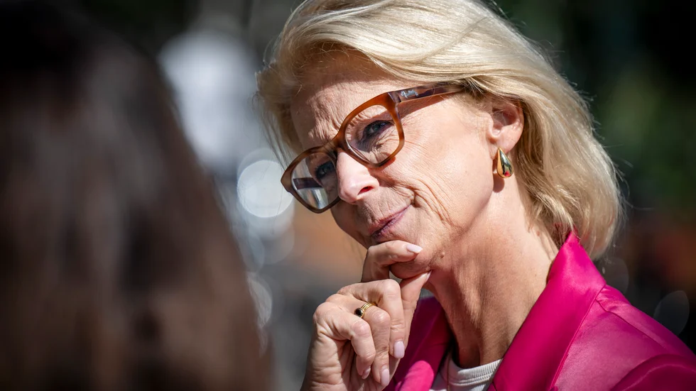 
Finansminister Elisabeth Svantesson har en del att fundera på. Tillväxten är knackig och arbetslösheten stiger. Regeringen samlas nu på Harpsund för att komma överens om statsbudgeten för nästa år. Svantesson bör lyssna på forskaren Hedi bel Habib och andra kritiska röster. Det viktigaste i budgeten är inte några nya miljarder hit och dit. Utan hur de tusentals miljarder som redan finns i budgeten används på bästa sätt.
