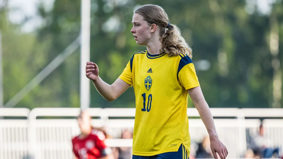 Med nummer tio på ryggen (och magen) i det svenska F19-landslaget är Hannah Sjödahl en profilvärvning av Sunnanå som rustar inför hösten.