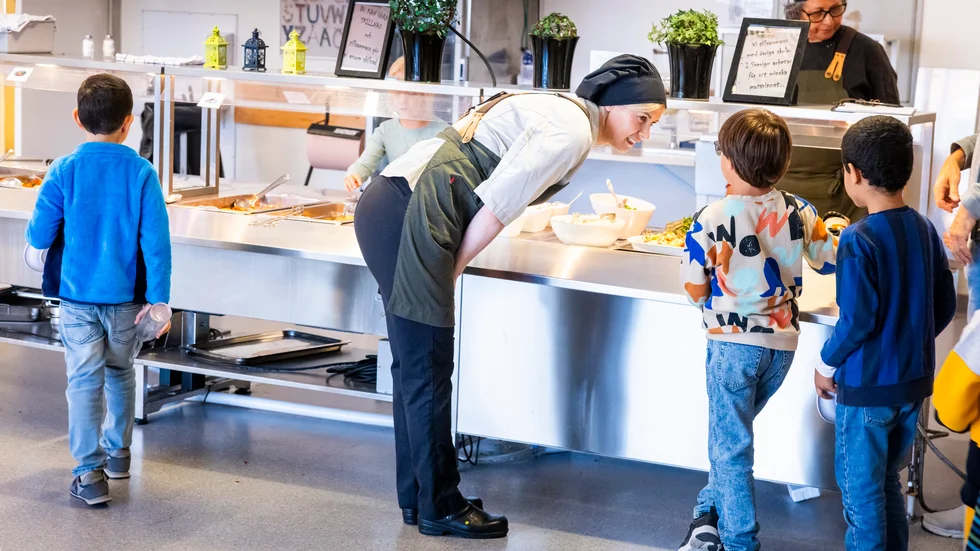Kocken Hakibe Abazi tar emot dagens lunchgäster på Porsöskolan. För dagen erbjuds fisktacos, wokade grönsaker med ris, en vegetarisk kebabgryta och en tacosbuffé.