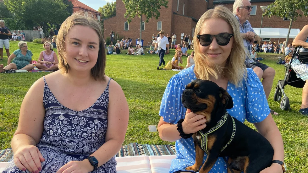 Maria Randleff och Emma Bygdén med hunden Albin.
