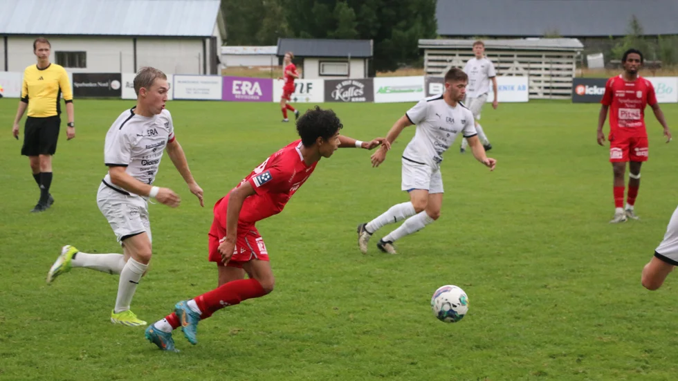 Lillpite och Piteå IF Akademi spelade 0-0 i torsdagens toppmöte i söderfyran. Här på bilden är Jonah Jele steget före Eddie Lindström.